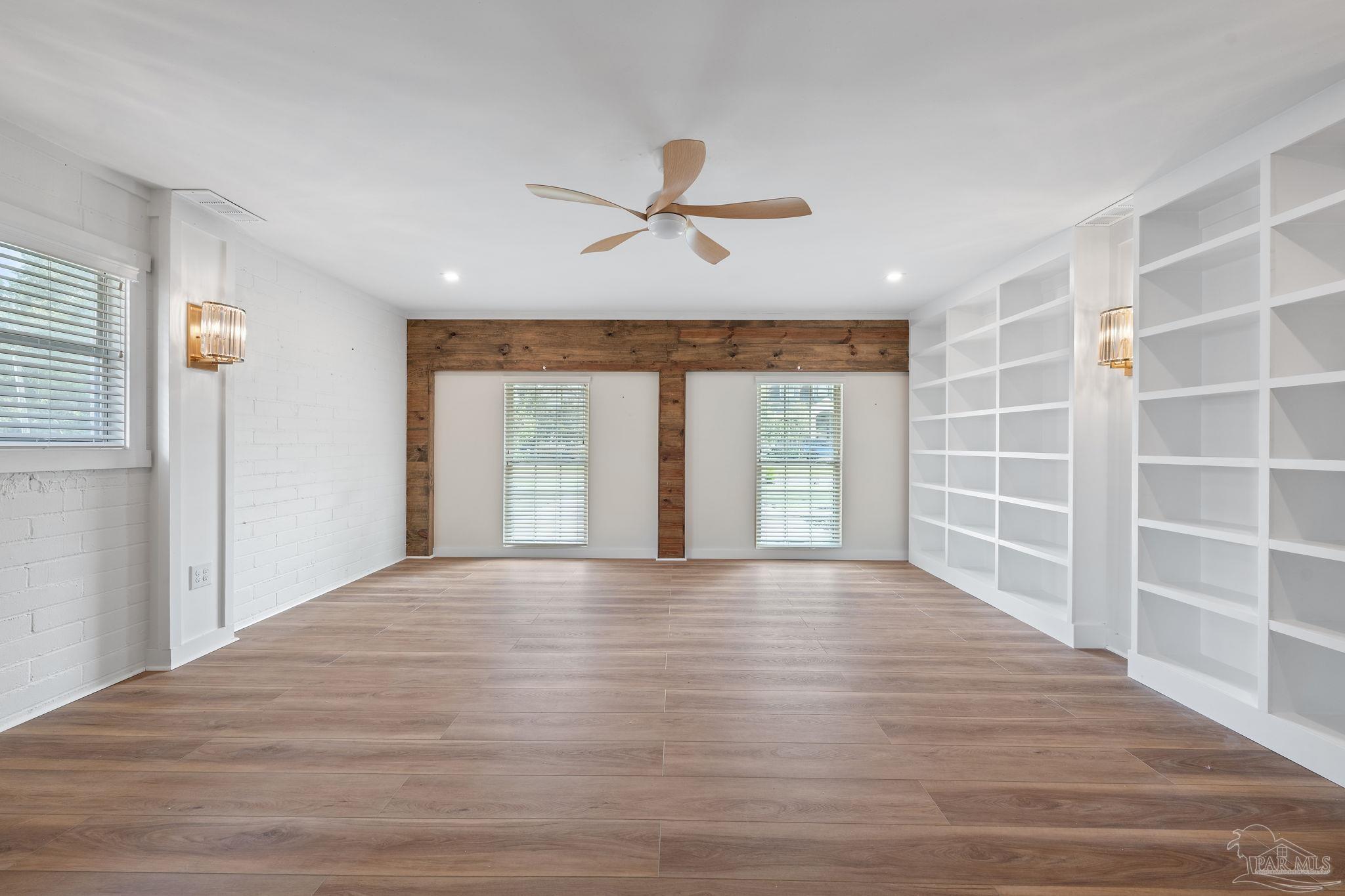 17 Lakeside Dr