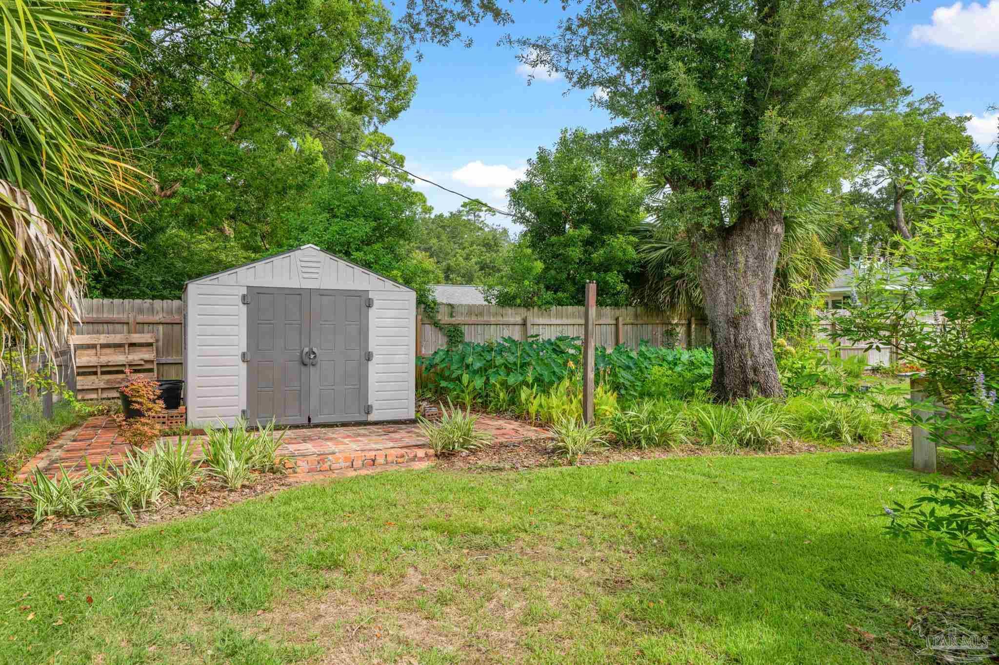 17 Lakeside Dr