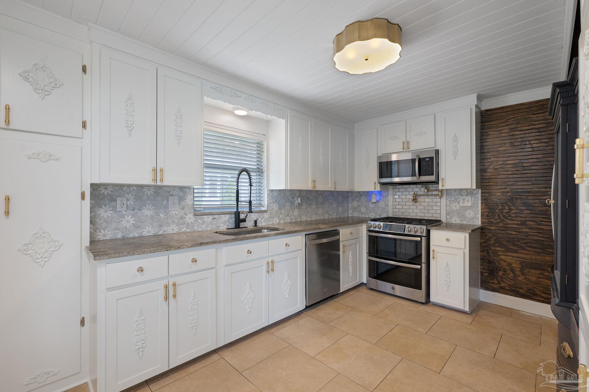 17 Lakeside Dr