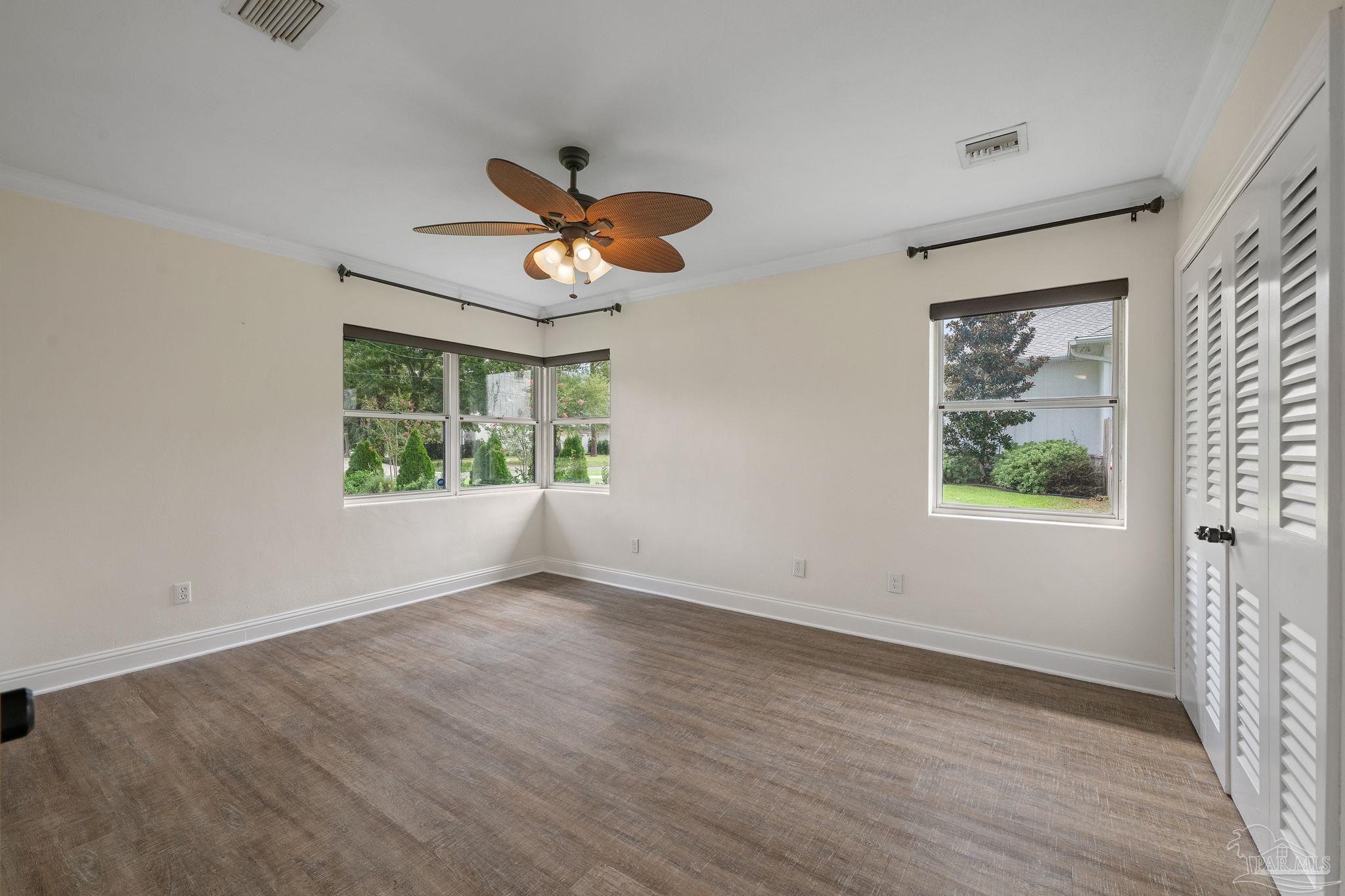 17 Lakeside Dr