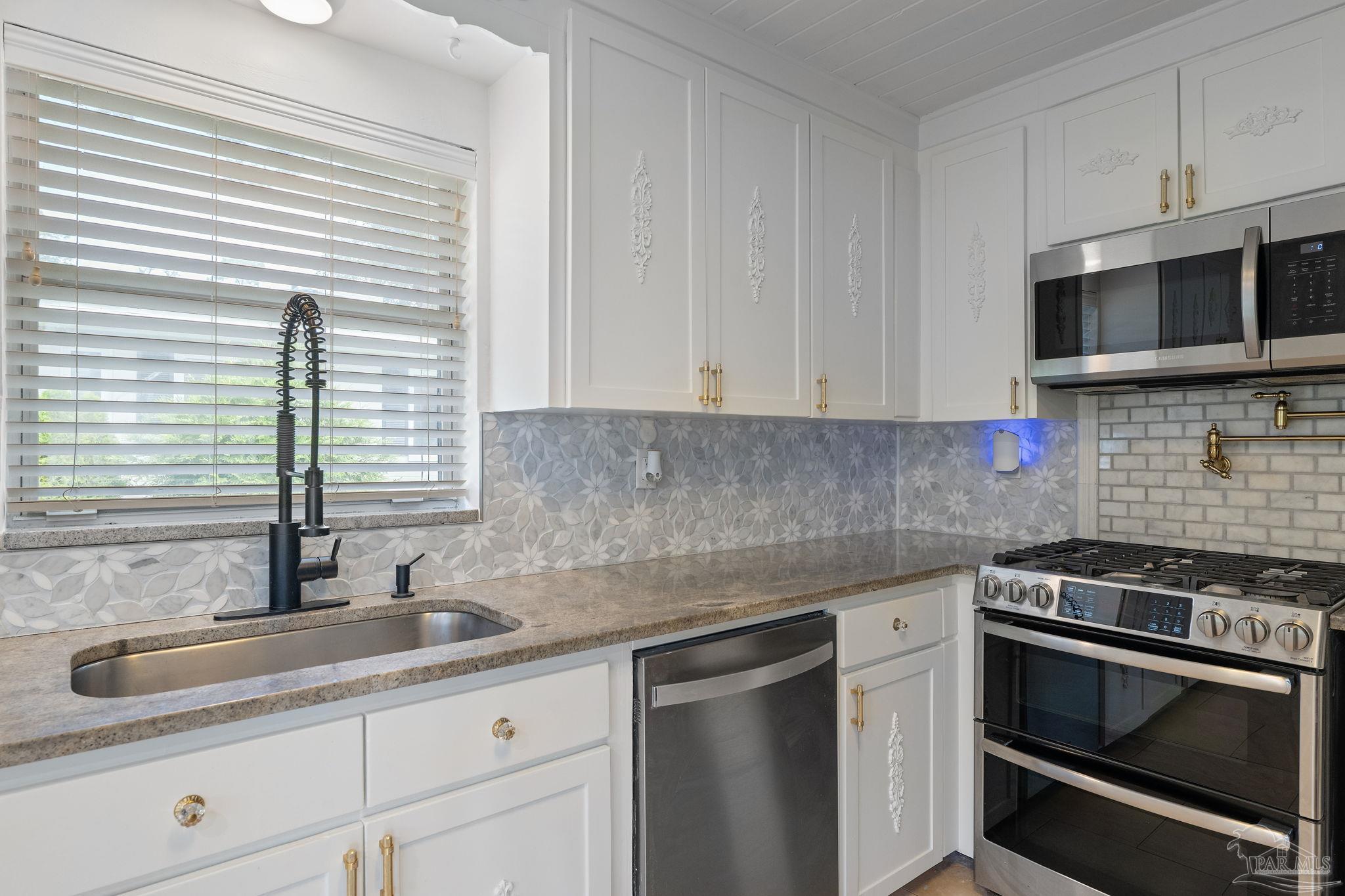 17 Lakeside Dr