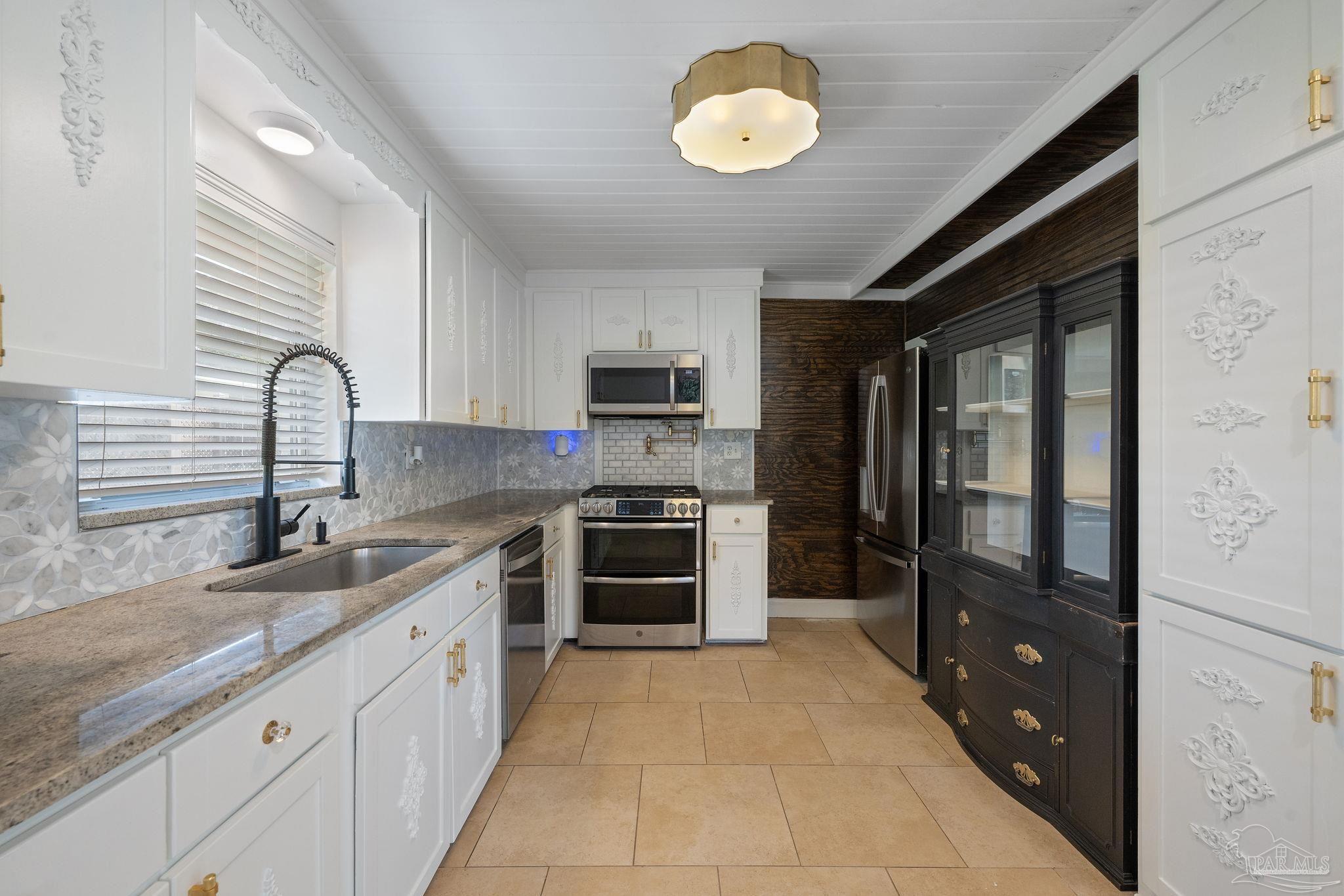 17 Lakeside Dr