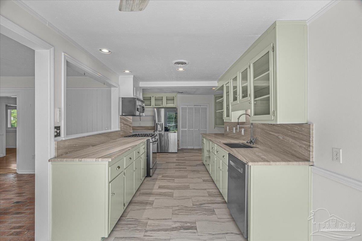 15 Lakeside Dr