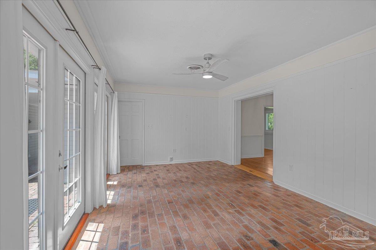 15 Lakeside Dr