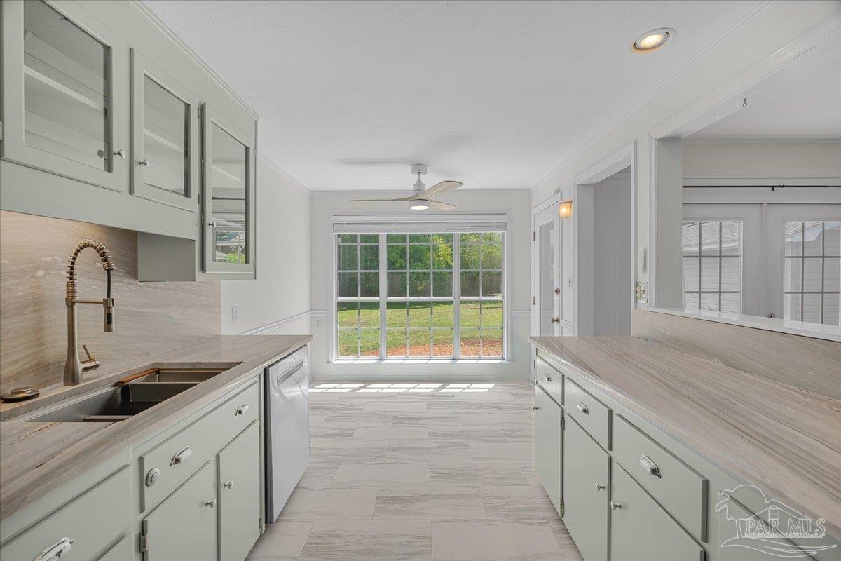 15 Lakeside Dr