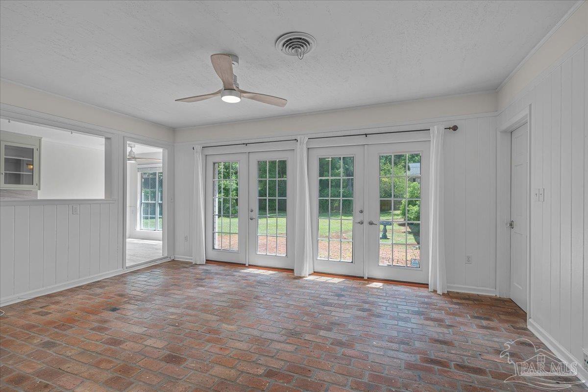 15 Lakeside Dr