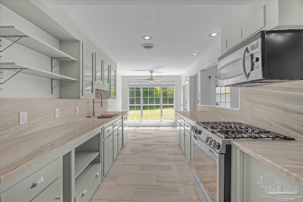 15 Lakeside Dr