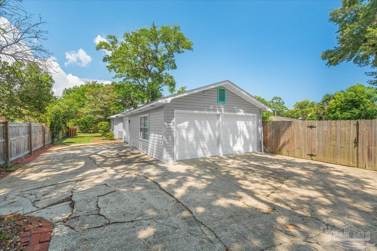 15 Lakeside Dr