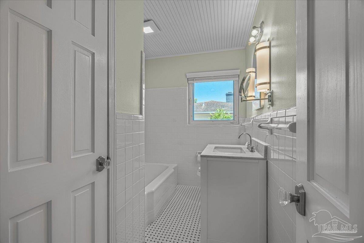 15 Lakeside Dr