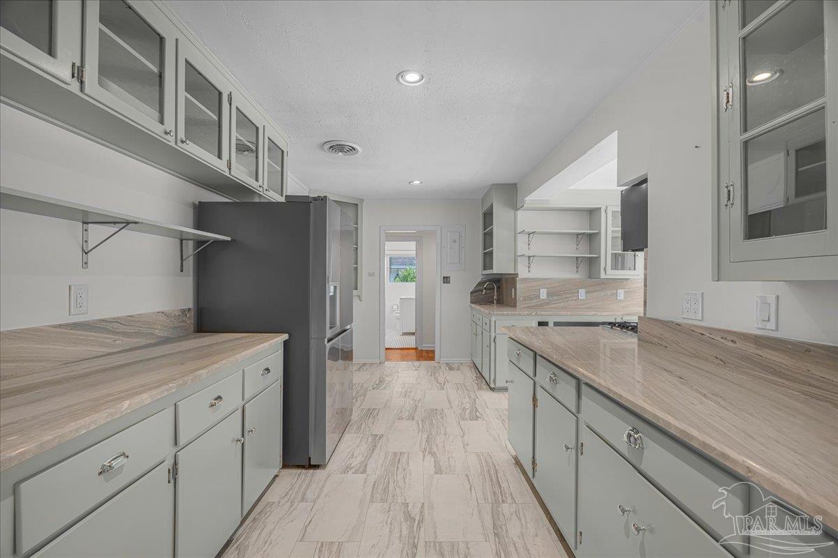 15 Lakeside Dr