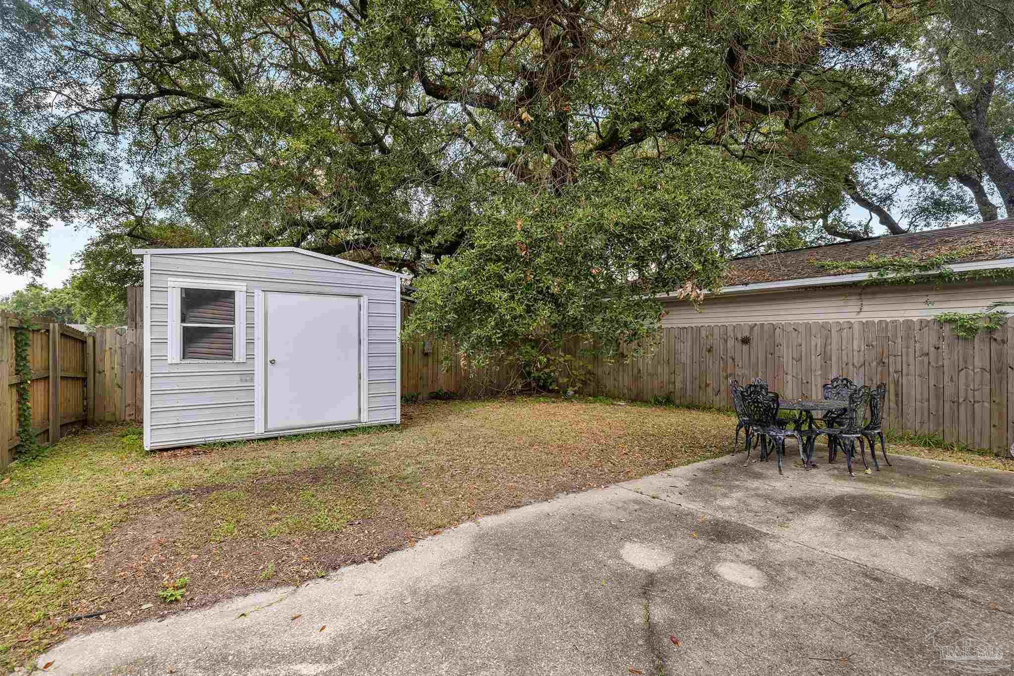 6146 The Oaks Ln