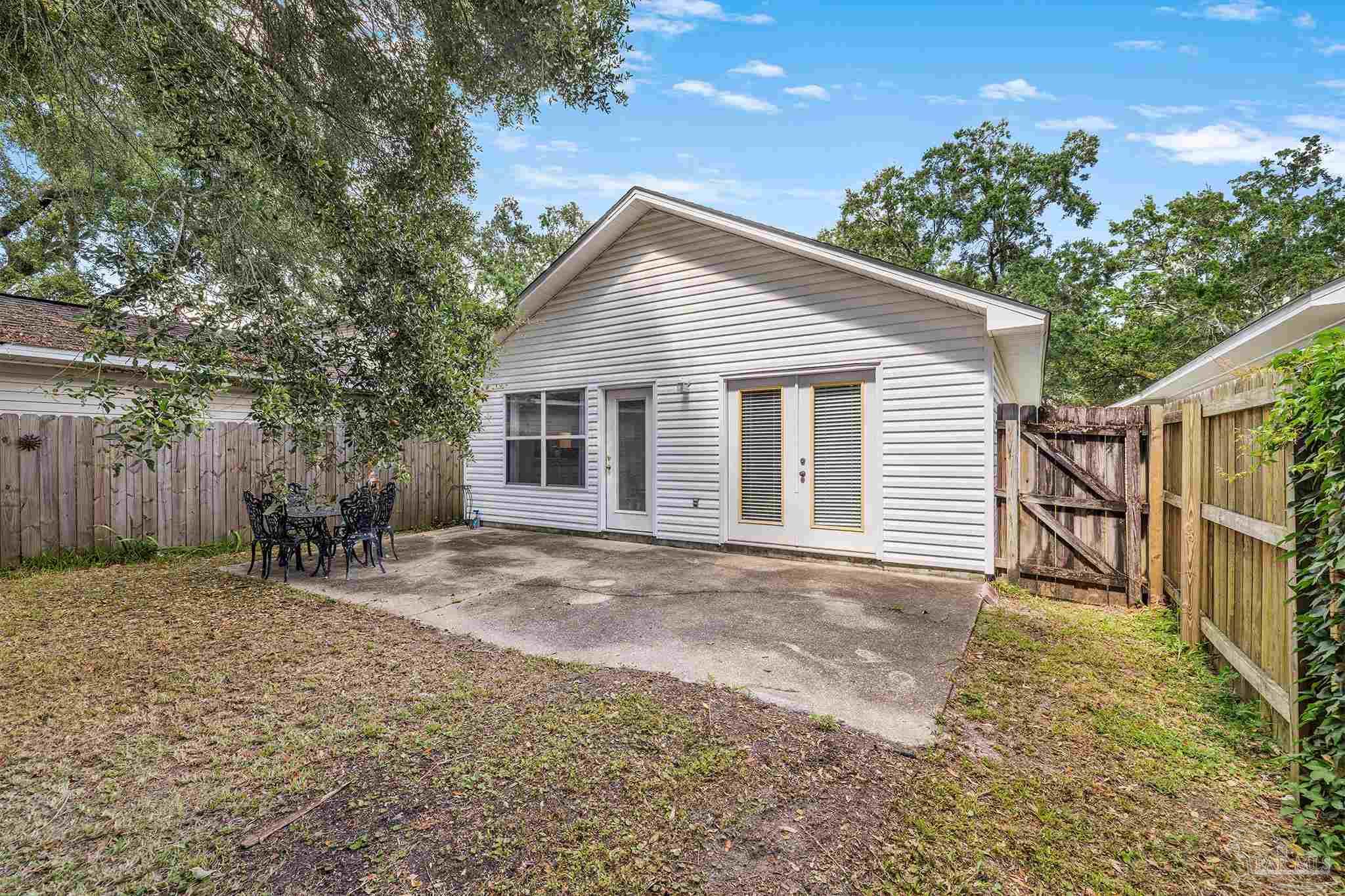 6146 The Oaks Ln