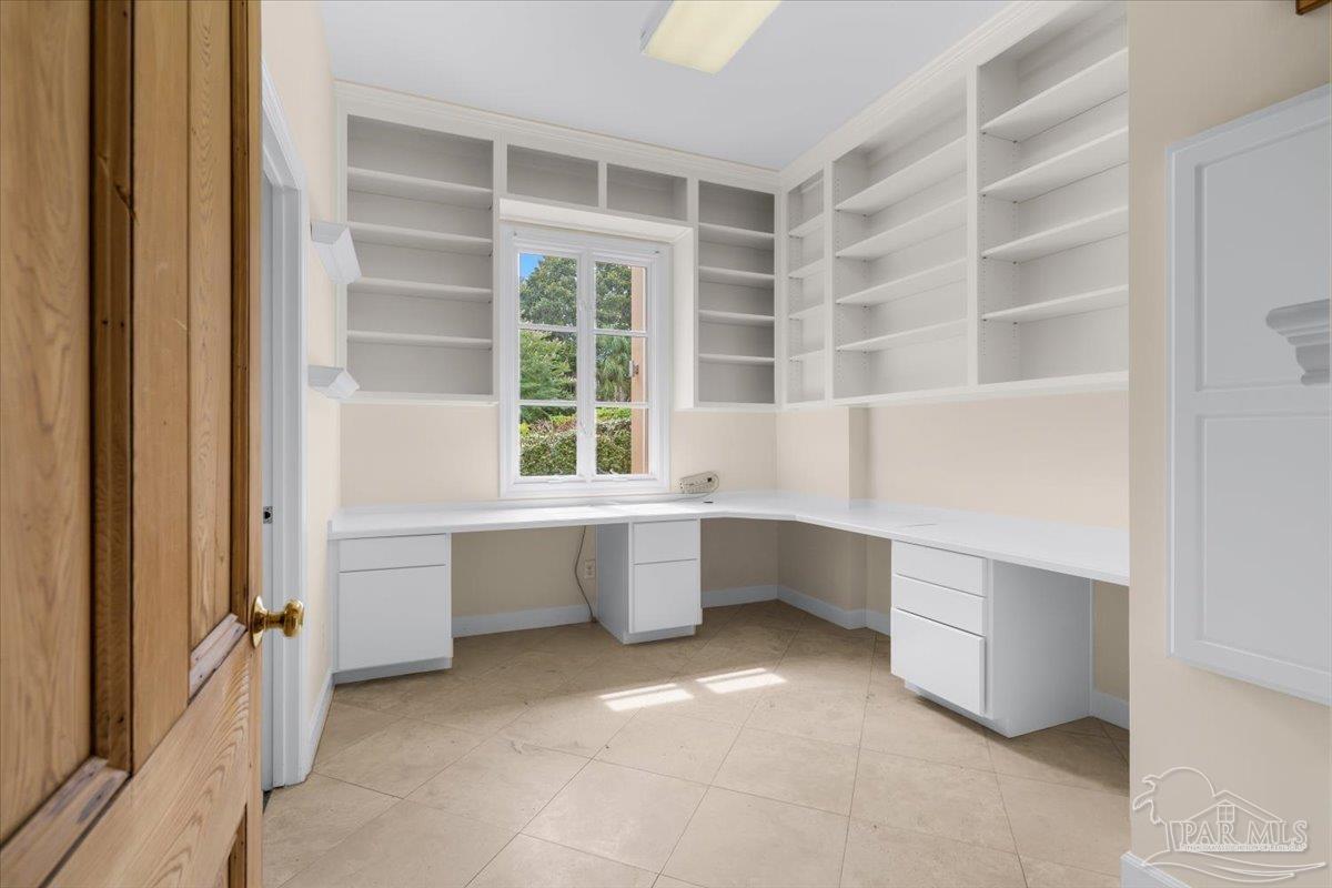 1725 E La Rua St