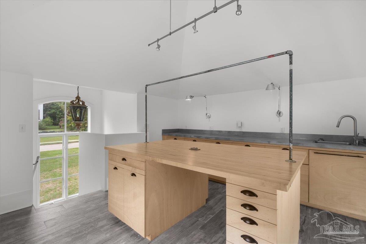 1725 E La Rua St