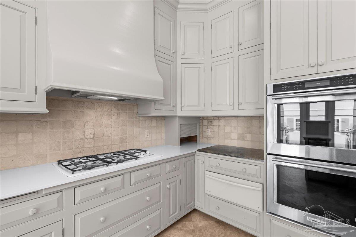 1725 E La Rua St