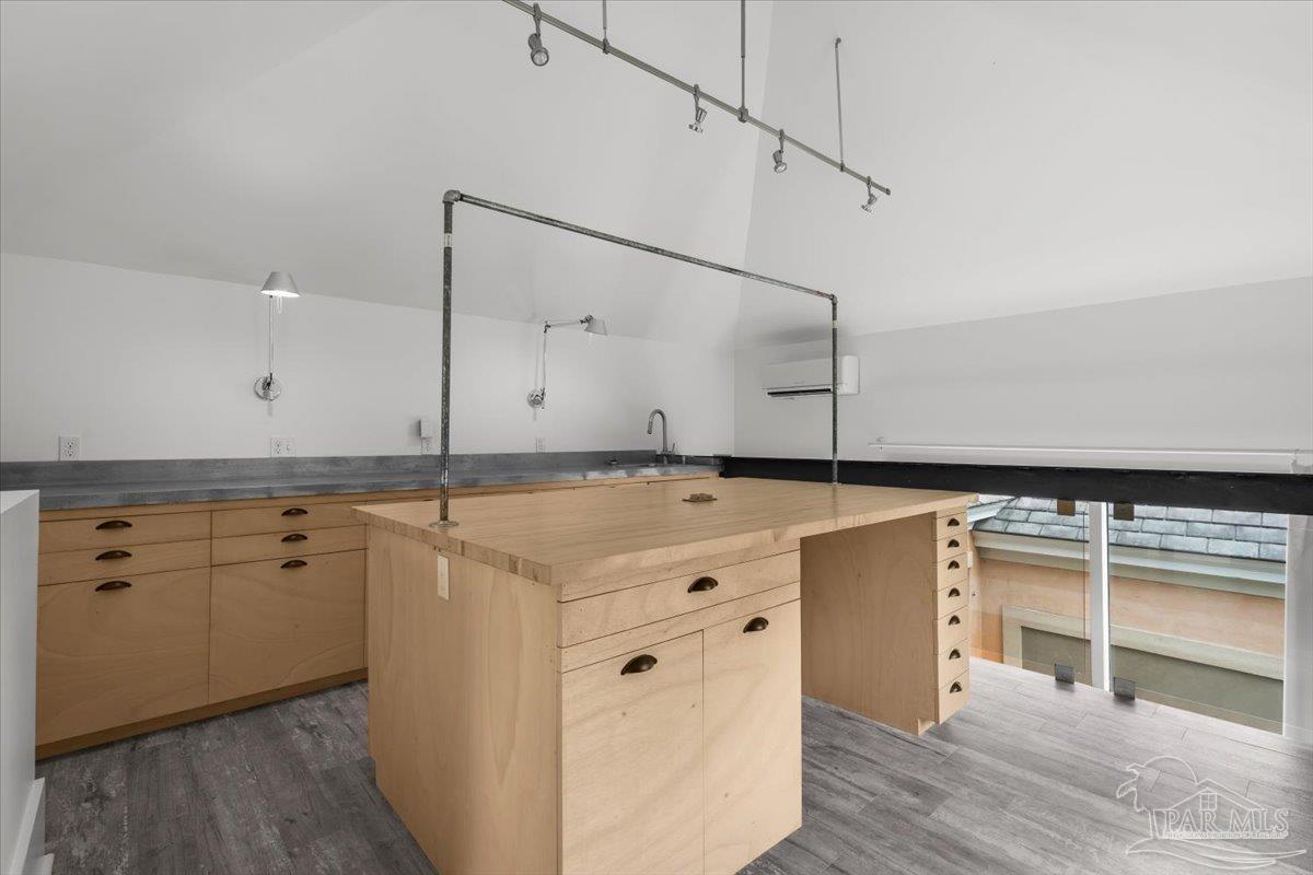 1725 E La Rua St