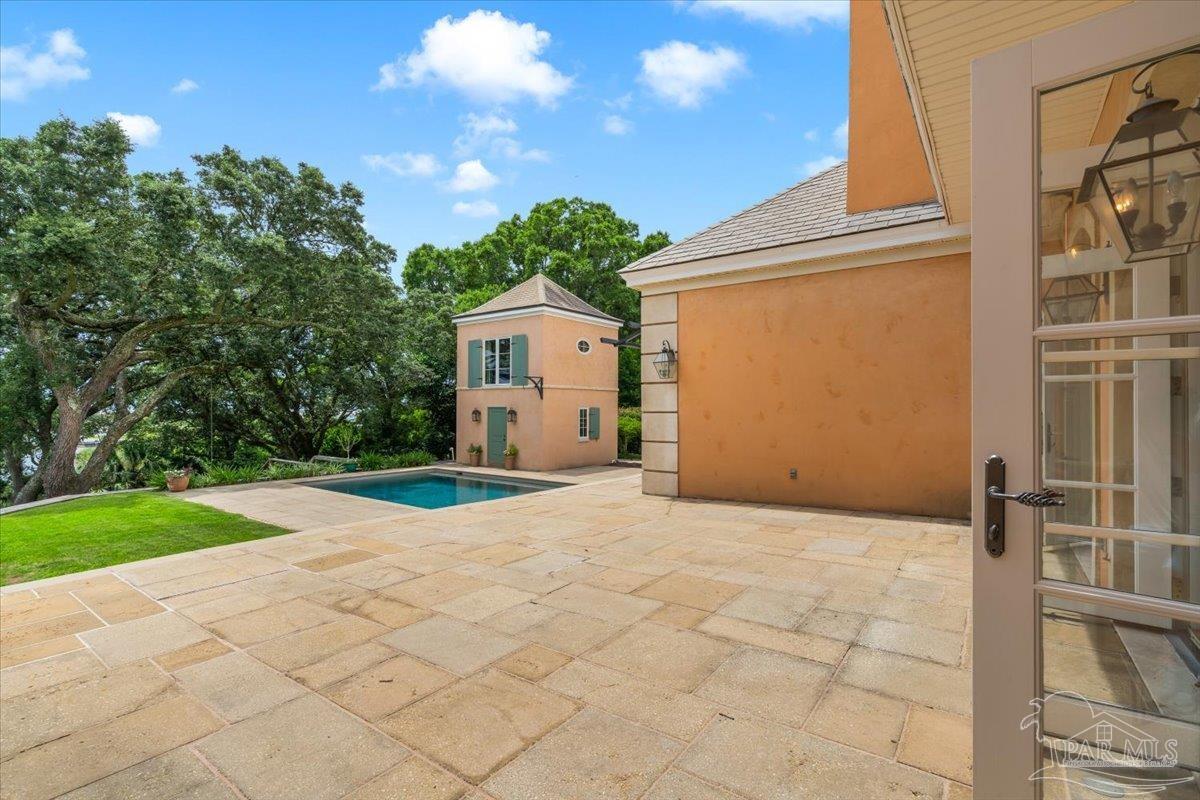 1725 E La Rua St