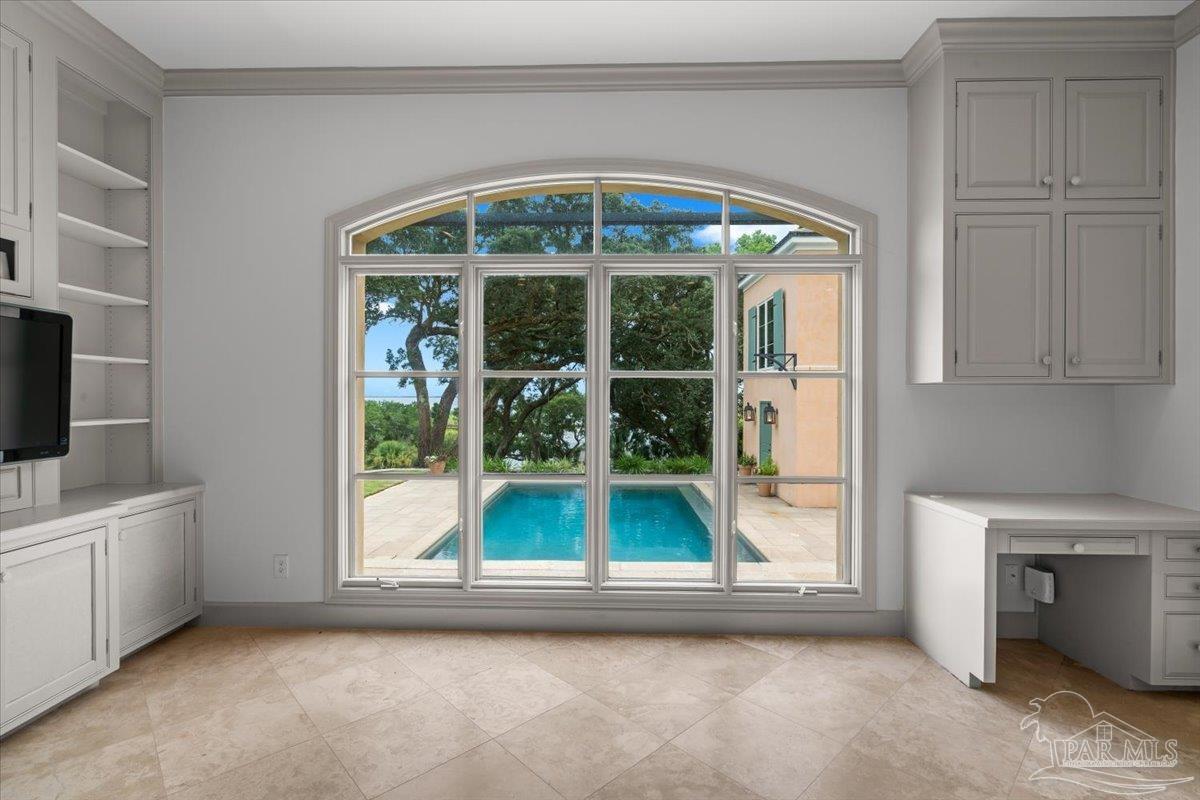 1725 E La Rua St