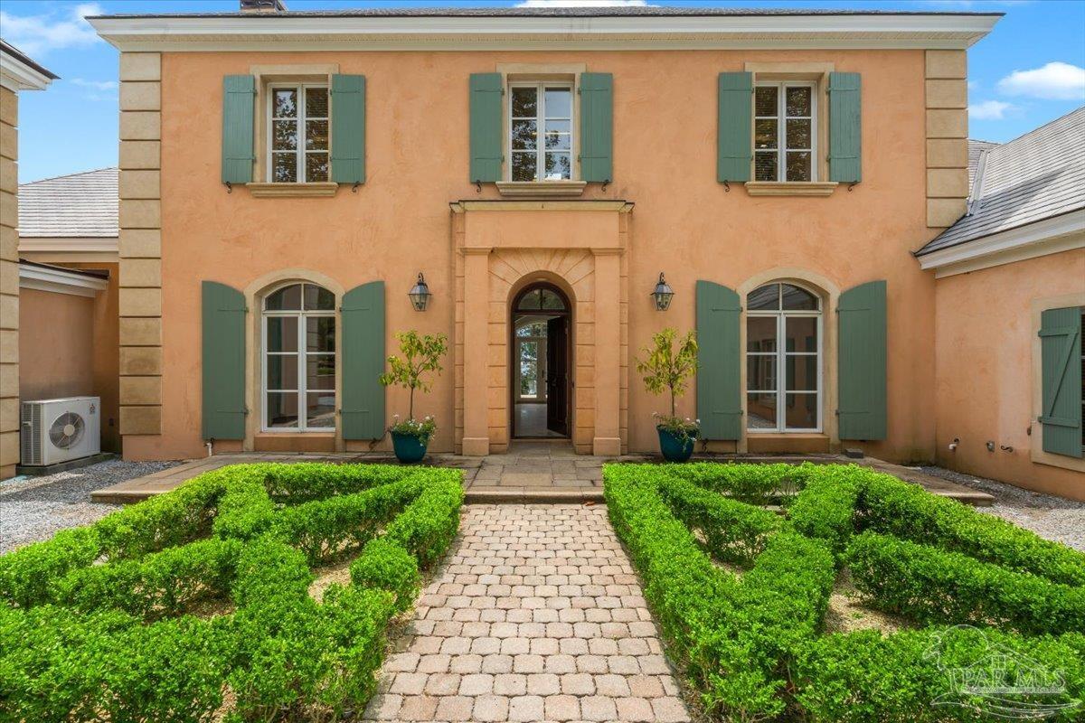 1725 E La Rua St