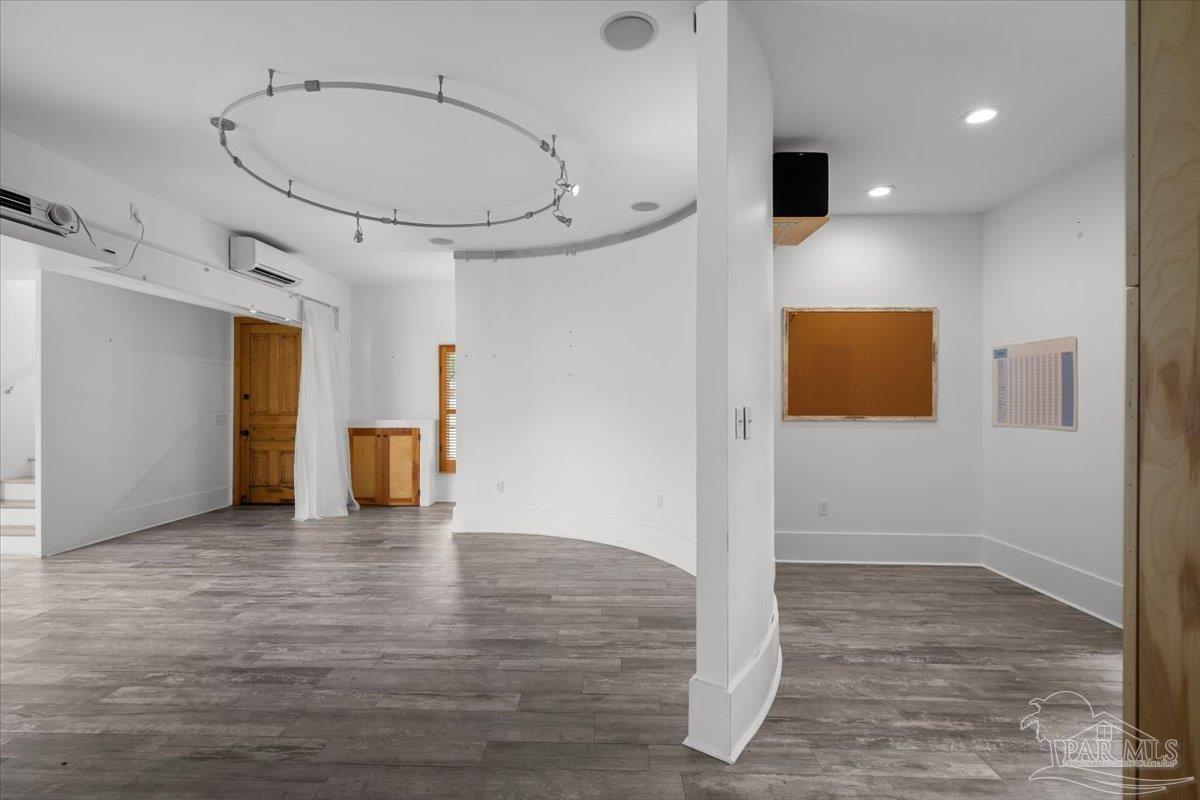 1725 E La Rua St