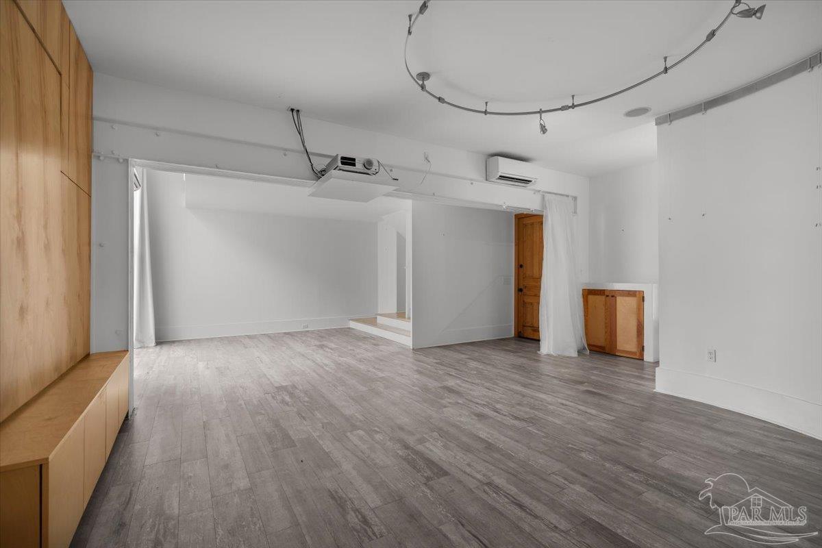 1725 E La Rua St