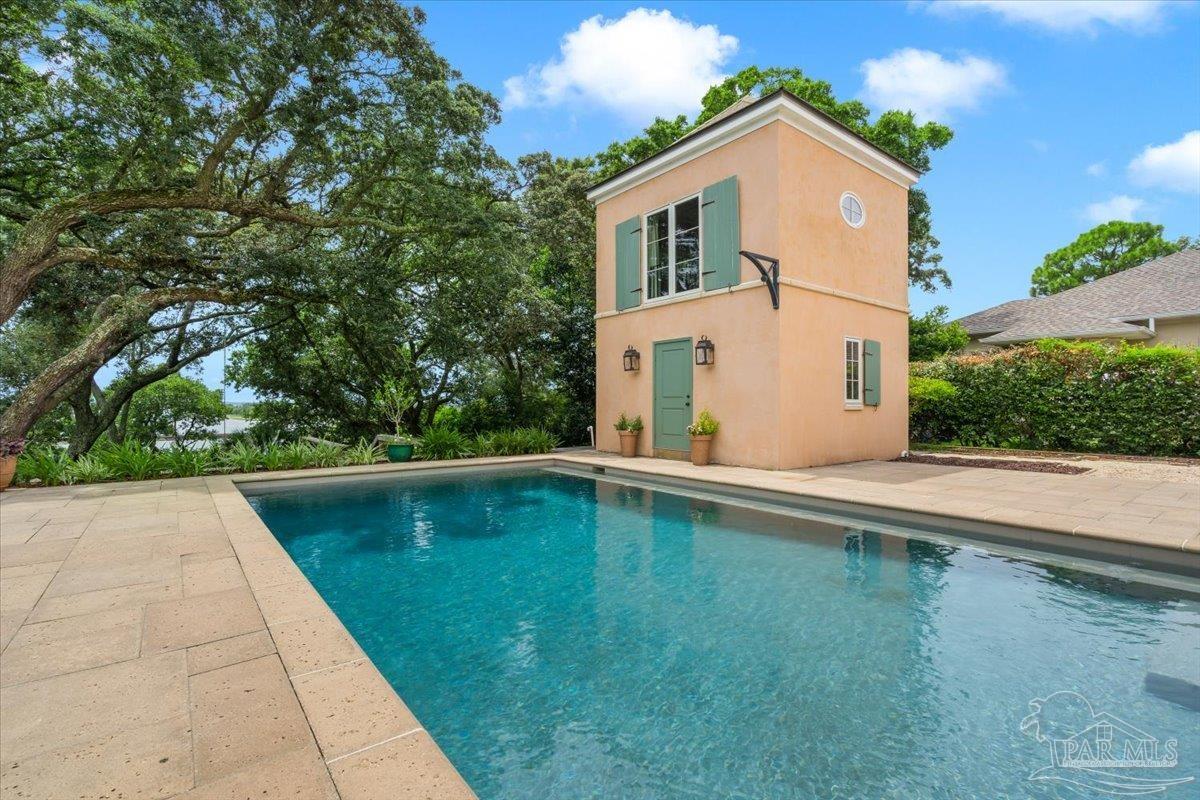 1725 E La Rua St