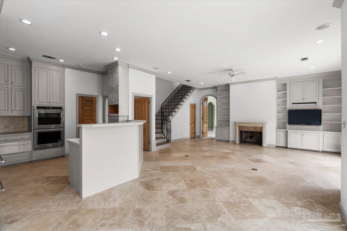 1725 E La Rua St