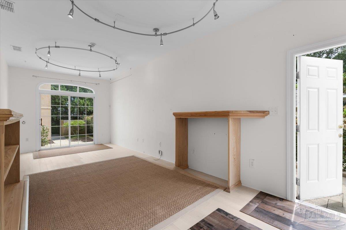 1725 E La Rua St