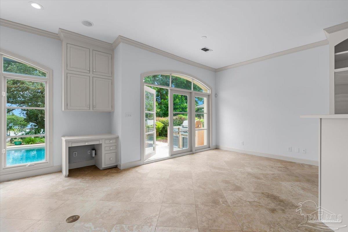 1725 E La Rua St