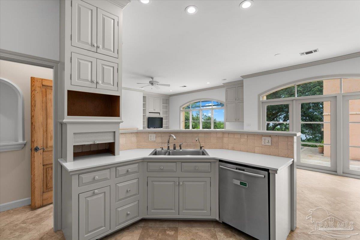 1725 E La Rua St
