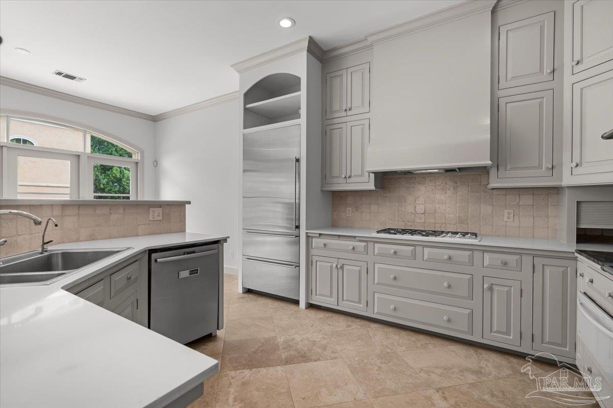 1725 E La Rua St