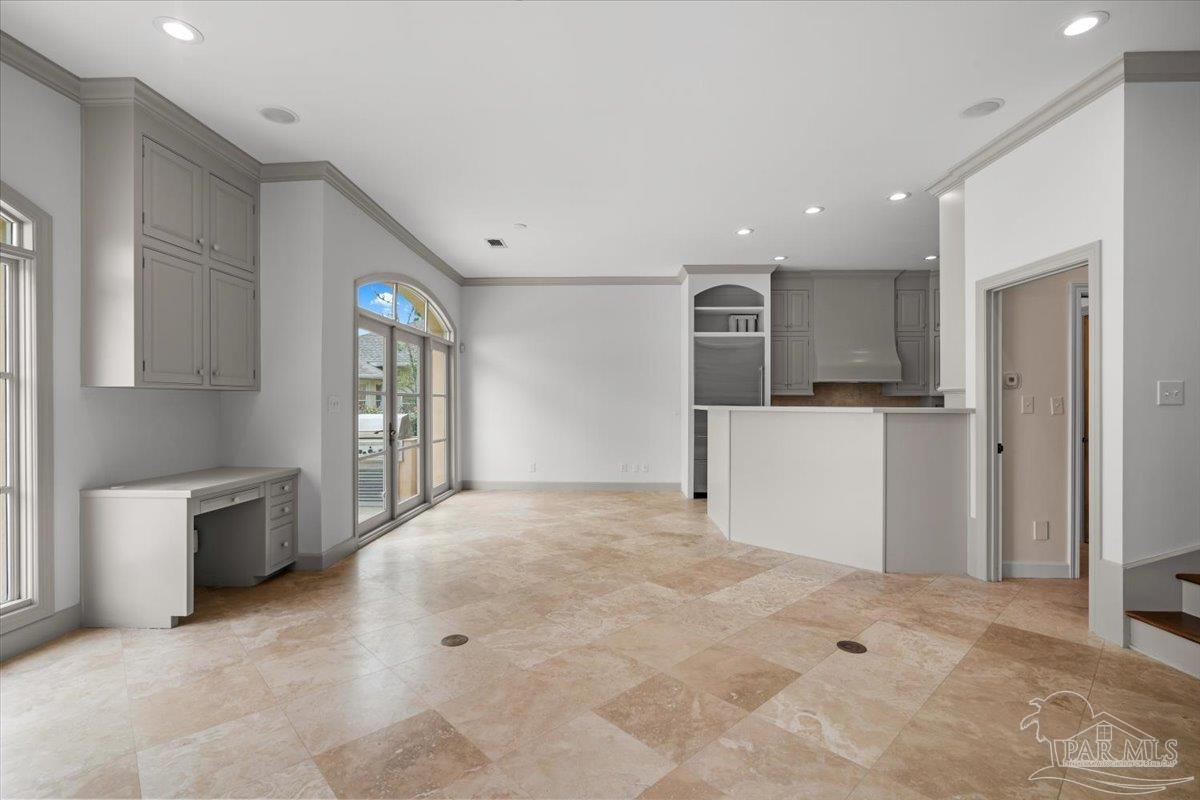 1725 E La Rua St