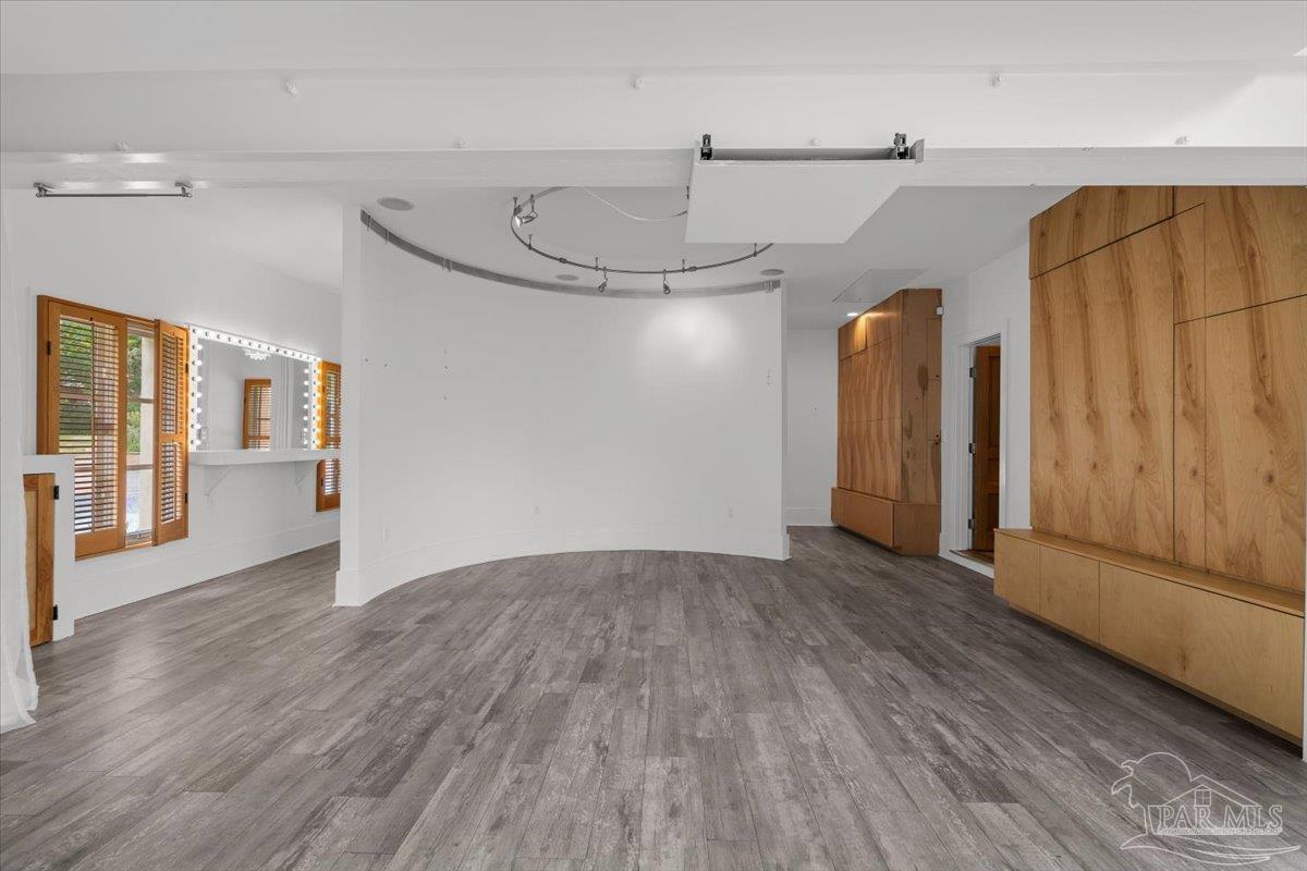 1725 E La Rua St