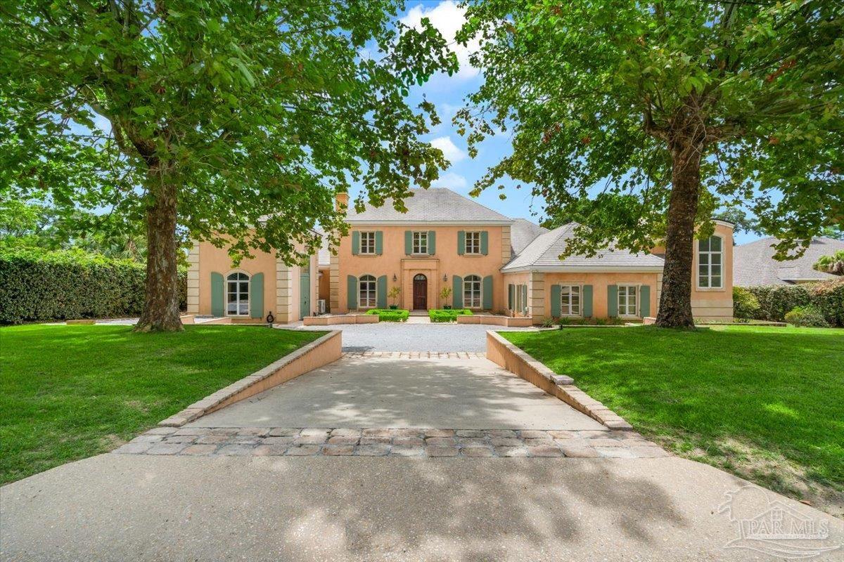 1725 E La Rua St
