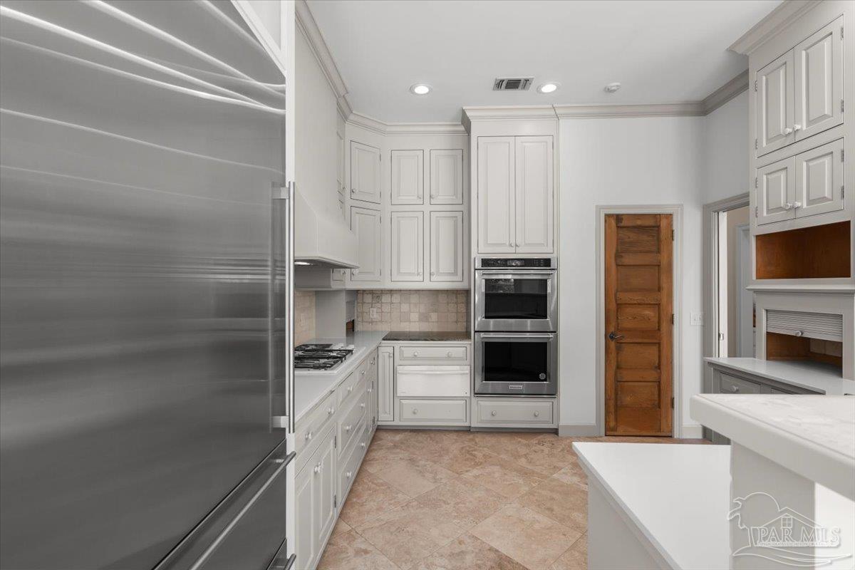 1725 E La Rua St