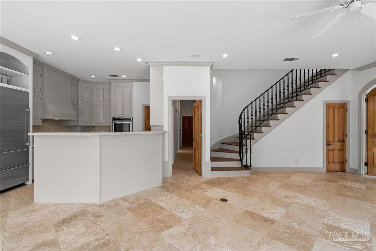 1725 E La Rua St
