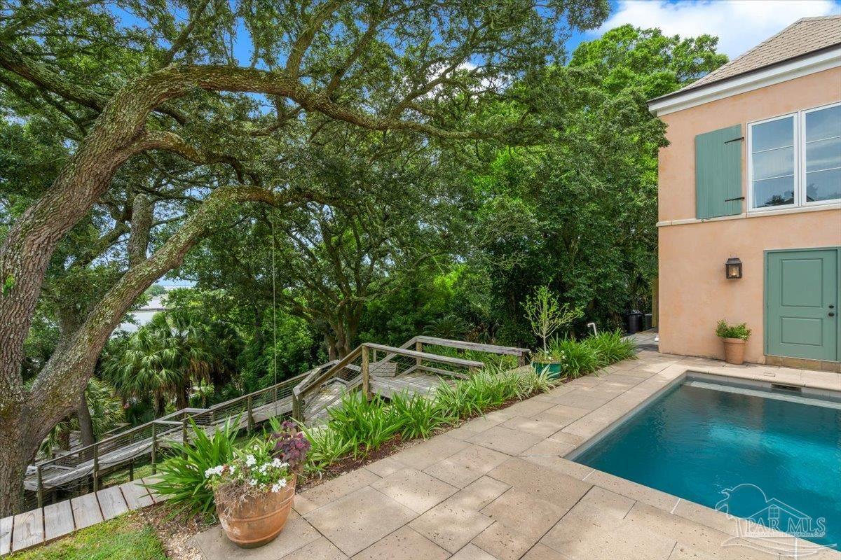 1725 E La Rua St