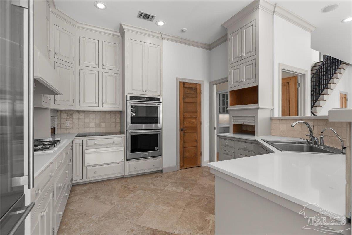 1725 E La Rua St