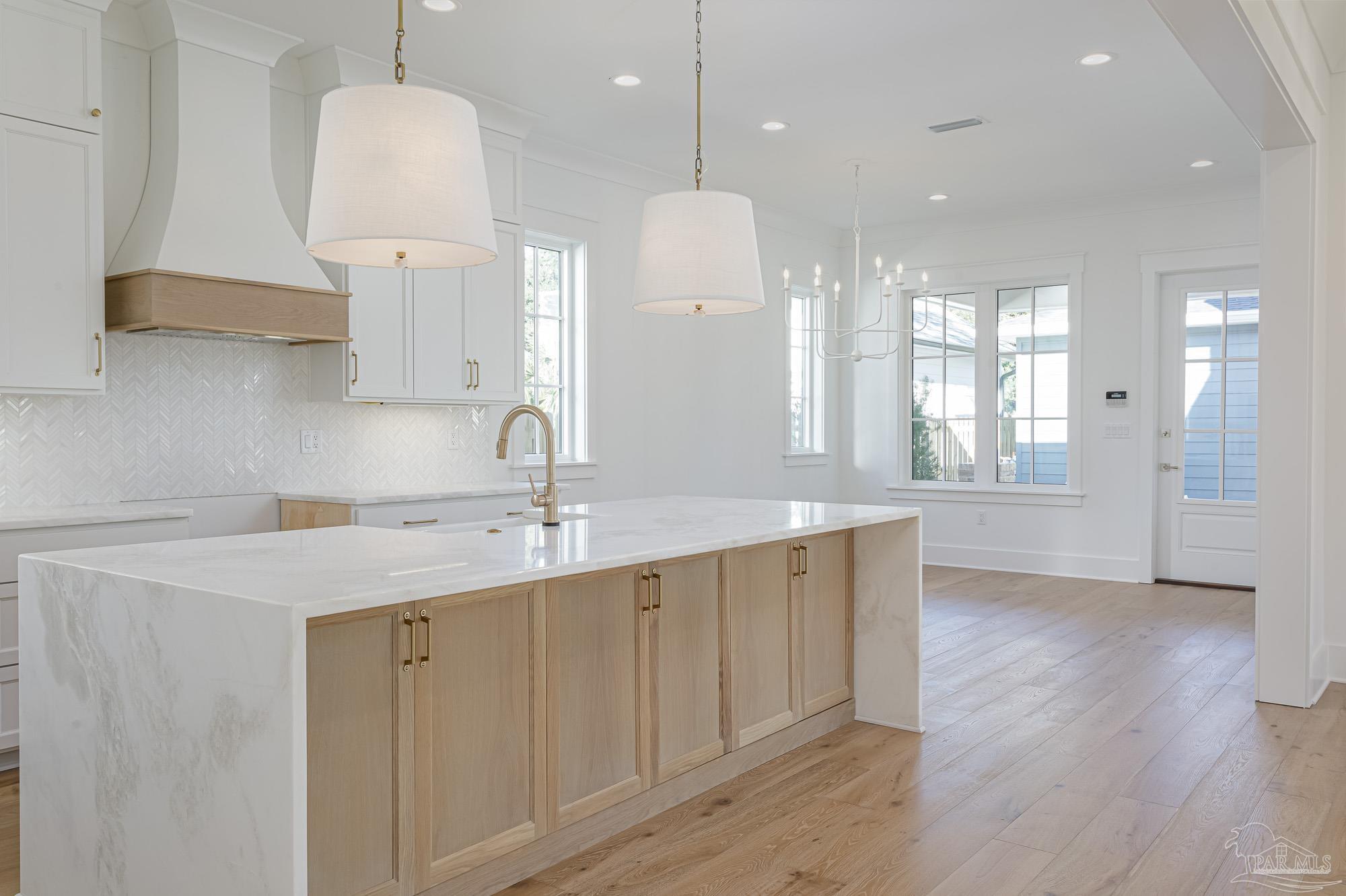 930 E Hernandez St