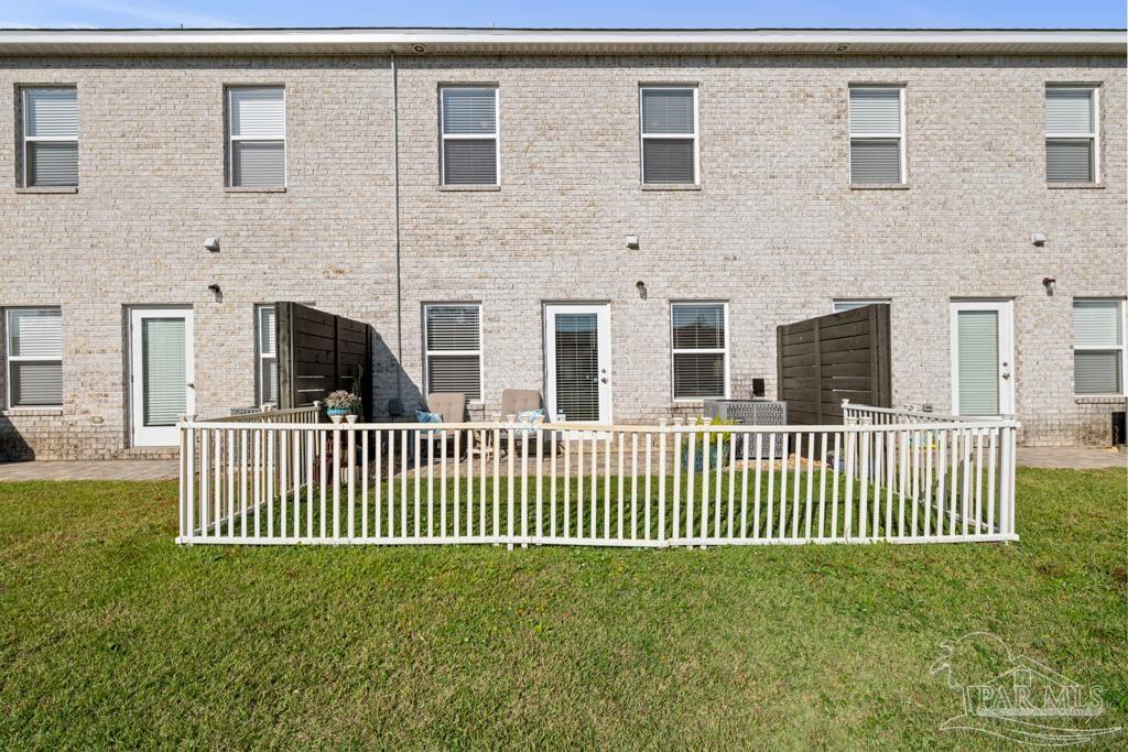 1808 Stable Ln