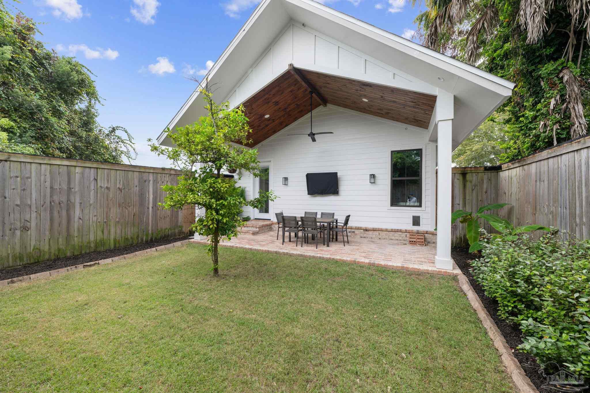 1216 N 8th Ave