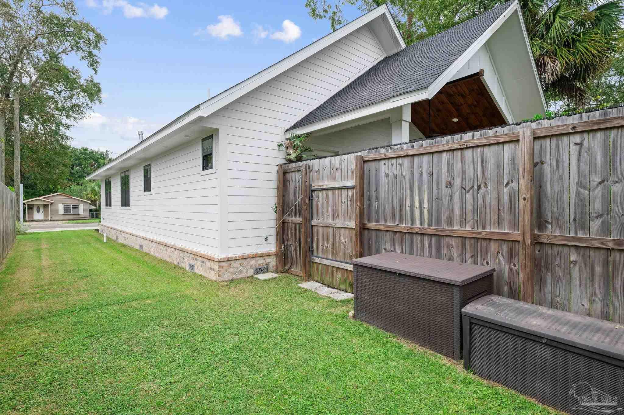 1216 N 8th Ave