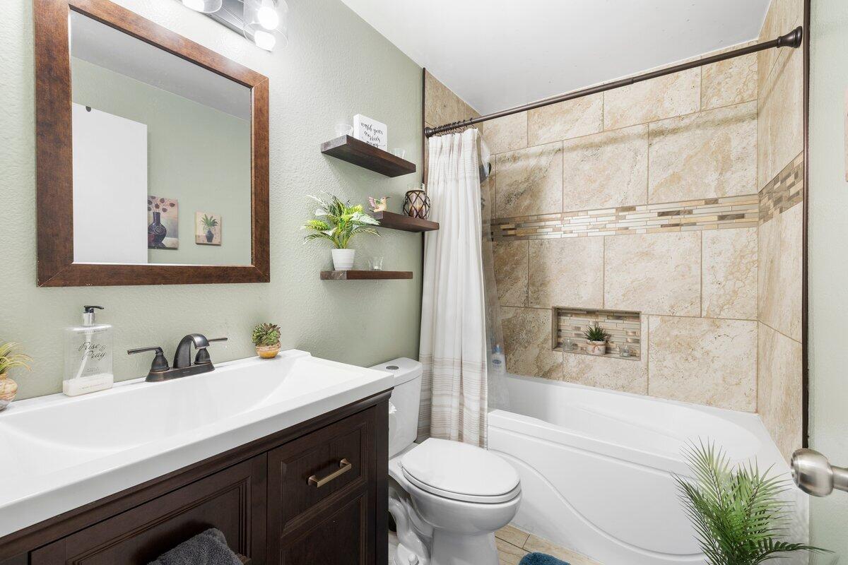 2472 Merry Lane