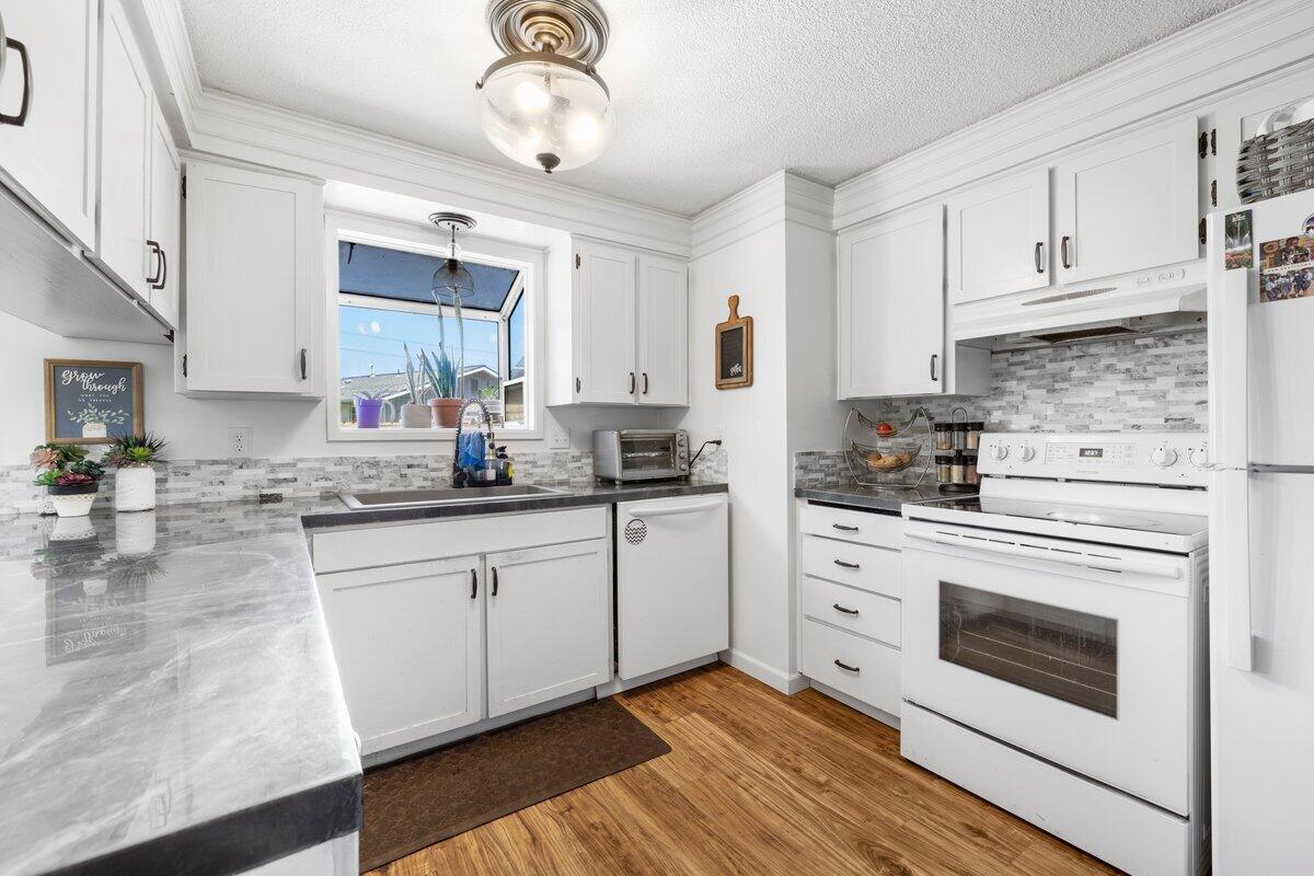 2472 Merry Lane