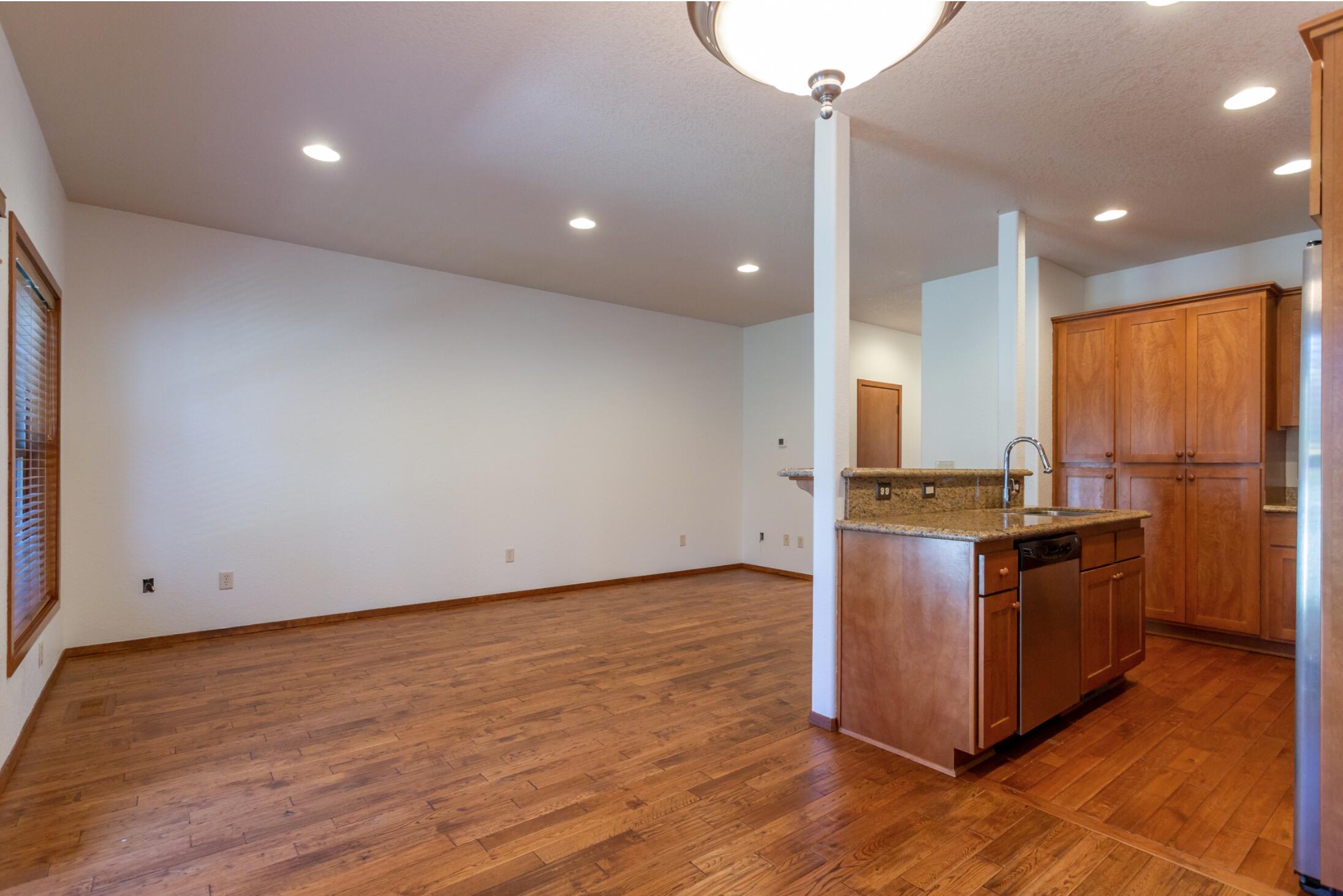 3126 Alameda Street, 320