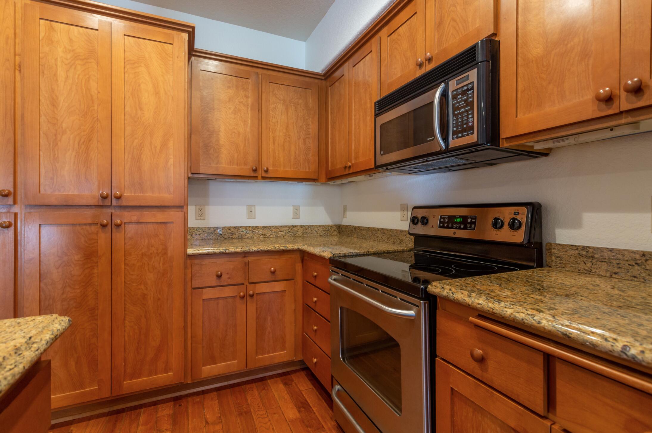 3126 Alameda Street, 320