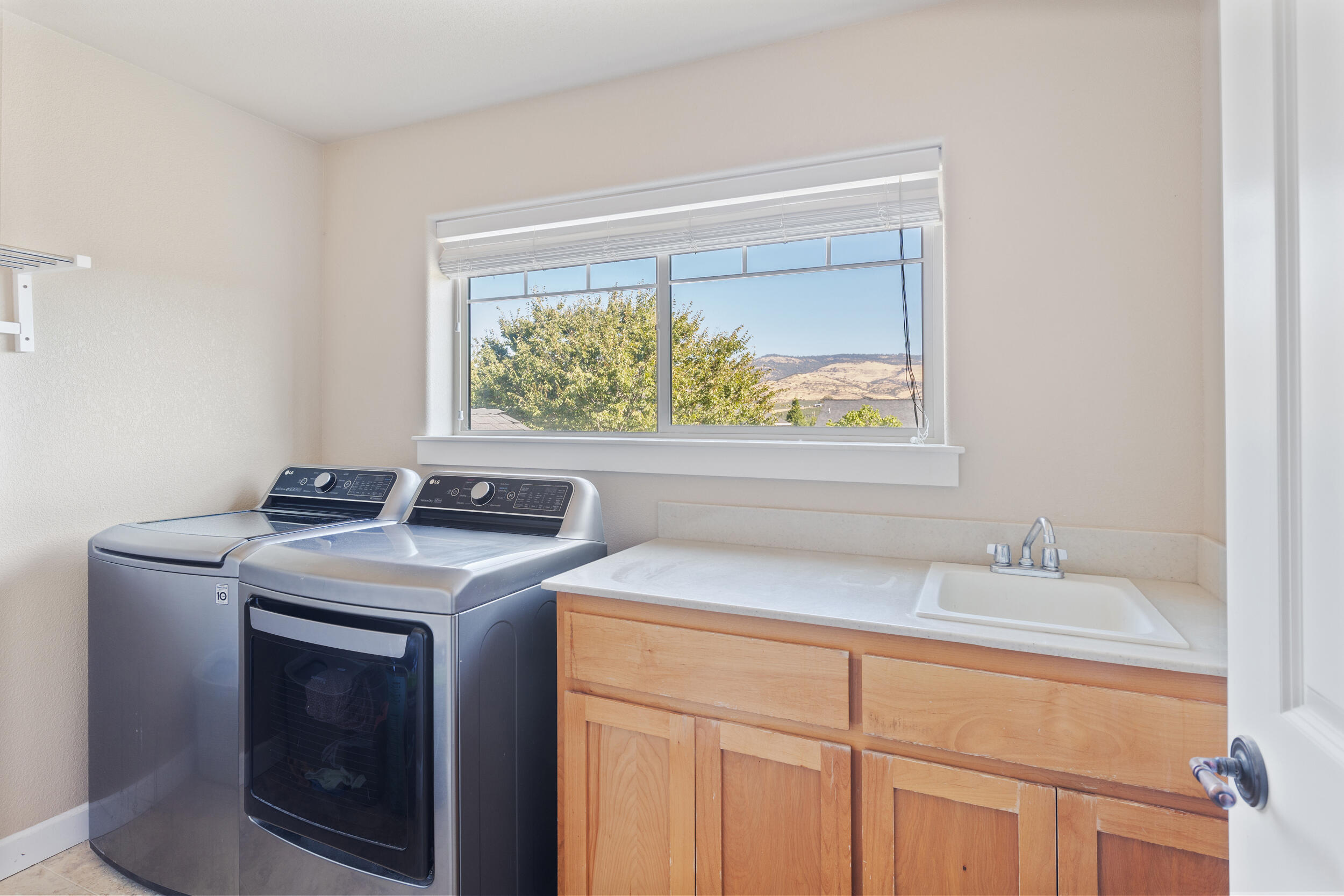 1032 Lithia Way
