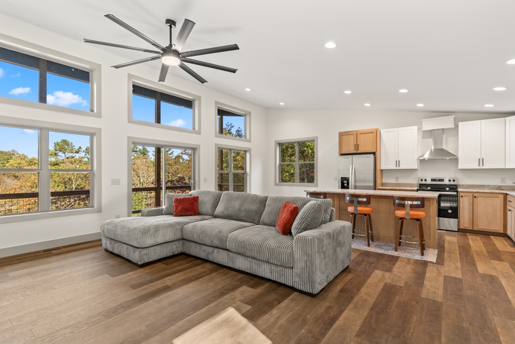 390 Fiddlers Way, Brasstown