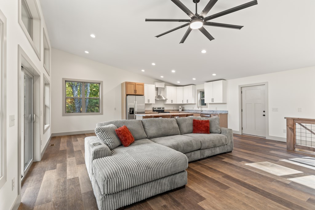 390 Fiddlers Way, Brasstown