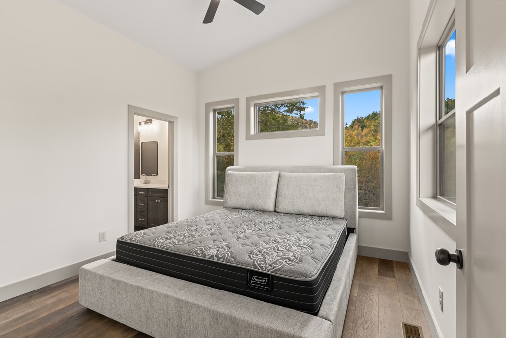 390 Fiddlers Way, Brasstown